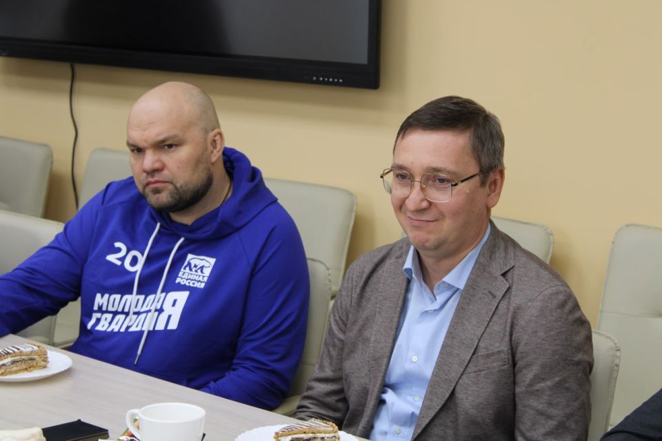 Иван Приходько: Сегодня совместно с Председателем Всероссийской Общественной организации «Молодая Гвардия Единой России» Антоном Вячеславовичем Демидовым, депутатом Народного Совета Донецкой Народной Республики, членом... Иван Приходько: Сегодня совместно с Председателем Всероссийской Общественной организации «Молодая Гвардия Единой России» Антоном Вячеславовичем Демидовым, депутатом Народного Совета Донецкой Народной Республики, членом...