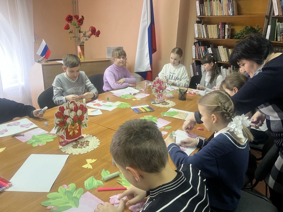 Творческая мастерская. В преддверии Международного женского дня в библиотеке-филиале №10 города Углегорска была организована творческая мастерская по созданию праздничной открытки «Весенний букет» Творческая мастерская. В преддверии Международного женского дня в библиотеке-филиале №10 города Углегорска была организована творческая мастерская по созданию праздничной открытки «Весенний букет»