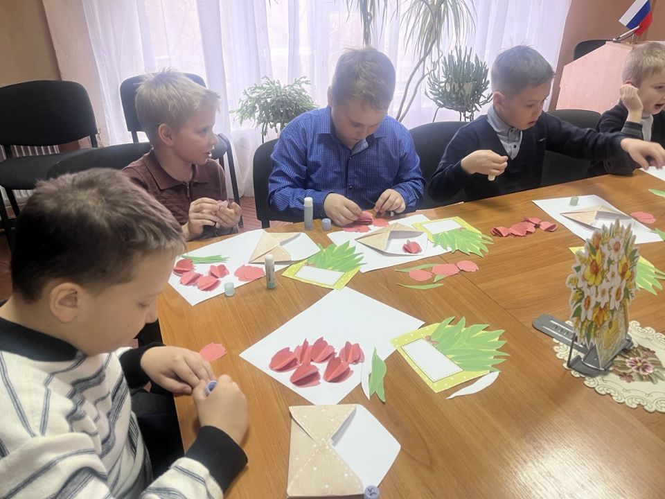 Творческая мастерская. В преддверии Международного женского дня в библиотеке-филиале №10 города Углегорска была организована творческая мастерская по созданию праздничной открытки «Весенний букет» Творческая мастерская. В преддверии Международного женского дня в библиотеке-филиале №10 города Углегорска была организована творческая мастерская по созданию праздничной открытки «Весенний букет»