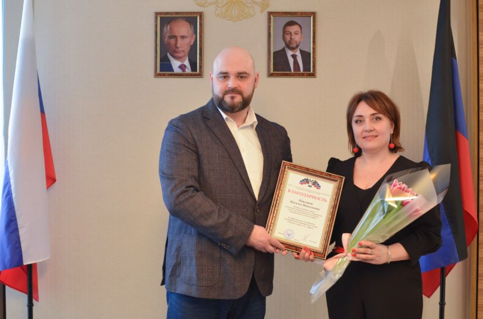В канун Международного женского дня, вручил заслуженным сотрудницам нашего министерства правительственные и ведомственные благодарности — за эффективную, добросовестную и безупречную государственную гражданскую службу... В канун Международного женского дня, вручил заслуженным сотрудницам нашего министерства правительственные и ведомственные благодарности — за эффективную, добросовестную и безупречную государственную гражданскую службу...