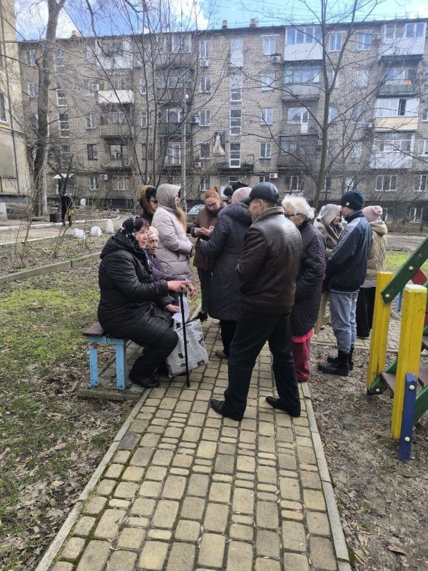 5 марта заместитель руководителя Управы Ворошиловского внутригородского района Администрации городского округа Донецк Денис Григорьев и депутат Донецкого городского совета Лилия Ошурко, встретились с жителями района 5 марта заместитель руководителя Управы Ворошиловского внутригородского района Администрации городского округа Донецк Денис Григорьев и депутат Донецкого городского совета Лилия Ошурко, встретились с жителями района