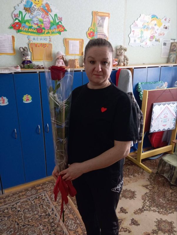 Сегодня, 5 марта, в преддверии Международного женского дня, в Червоногвардейском районе прошла трогательная акция «Цветы мамам Героев» в рамках партийного проекта «Женское движение» Единой России Сегодня, 5 марта, в преддверии Международного женского дня, в Червоногвардейском районе прошла трогательная акция «Цветы мамам Героев» в рамках партийного проекта «Женское движение» Единой России