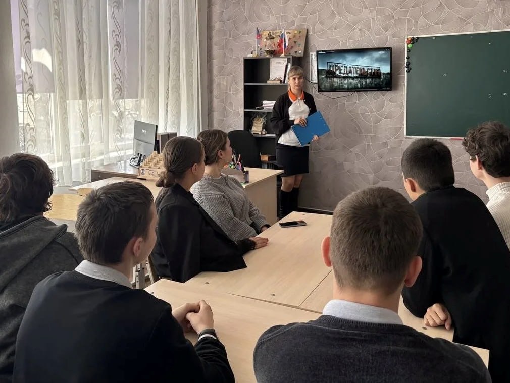 В школах Шахтерского округа провели мероприятия, направленные на предупреждение противоправного поведения среди детей и молодежи В школах Шахтерского округа провели мероприятия, направленные на предупреждение противоправного поведения среди детей и молодежи