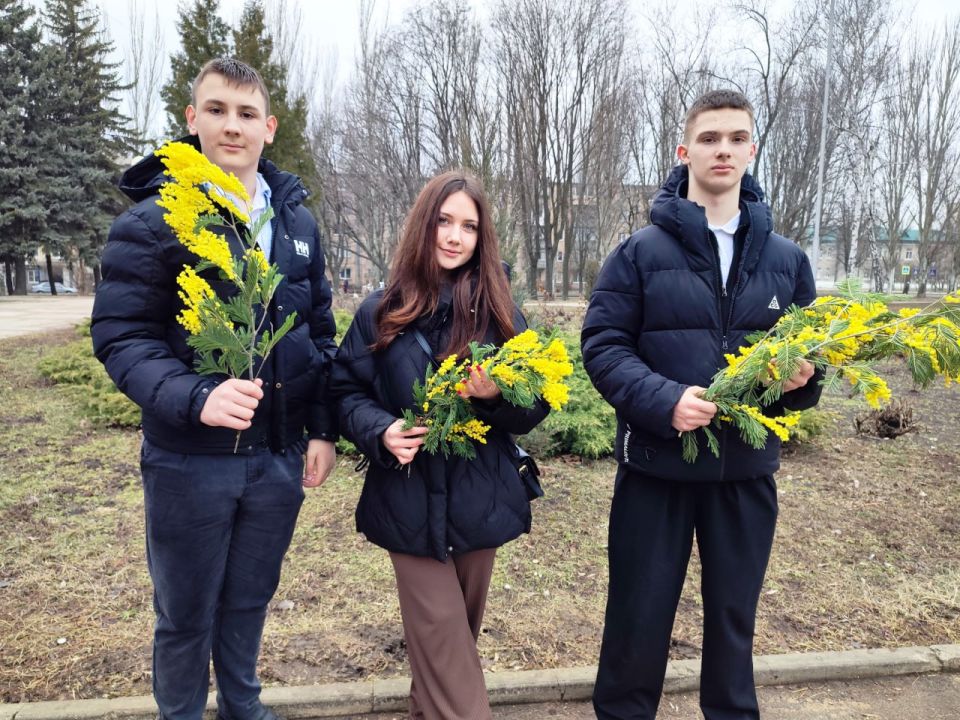 Подари женщине улыбку!. В рамках празднования Международного женского дня сотрудники сектора по делам молодежи, культуры и спорта Управы Пролетарского внутригородского района Администрации городского округа Донецк провели... Подари женщине улыбку!. В рамках празднования Международного женского дня сотрудники сектора по делам молодежи, культуры и спорта Управы Пролетарского внутригородского района Администрации городского округа Донецк провели...