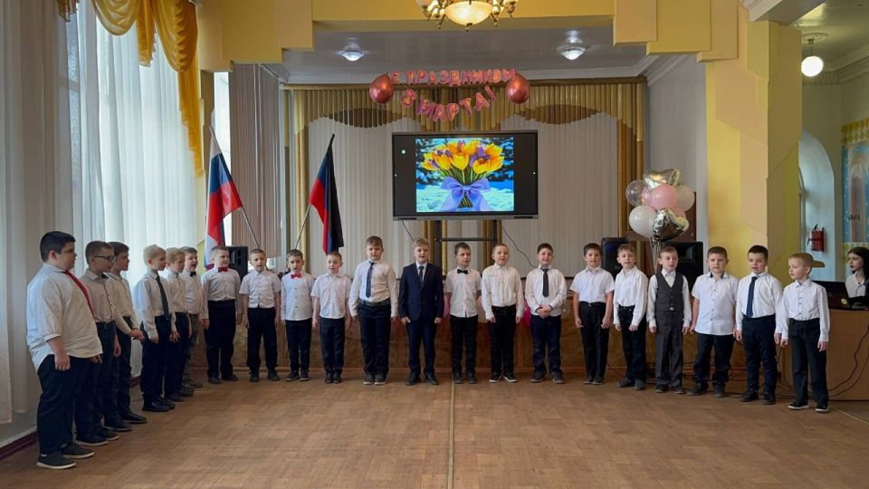 В школах Ждановки прошли праздничные мероприятия, посвящённые Международному женскому дню В школах Ждановки прошли праздничные мероприятия, посвящённые Международному женскому дню