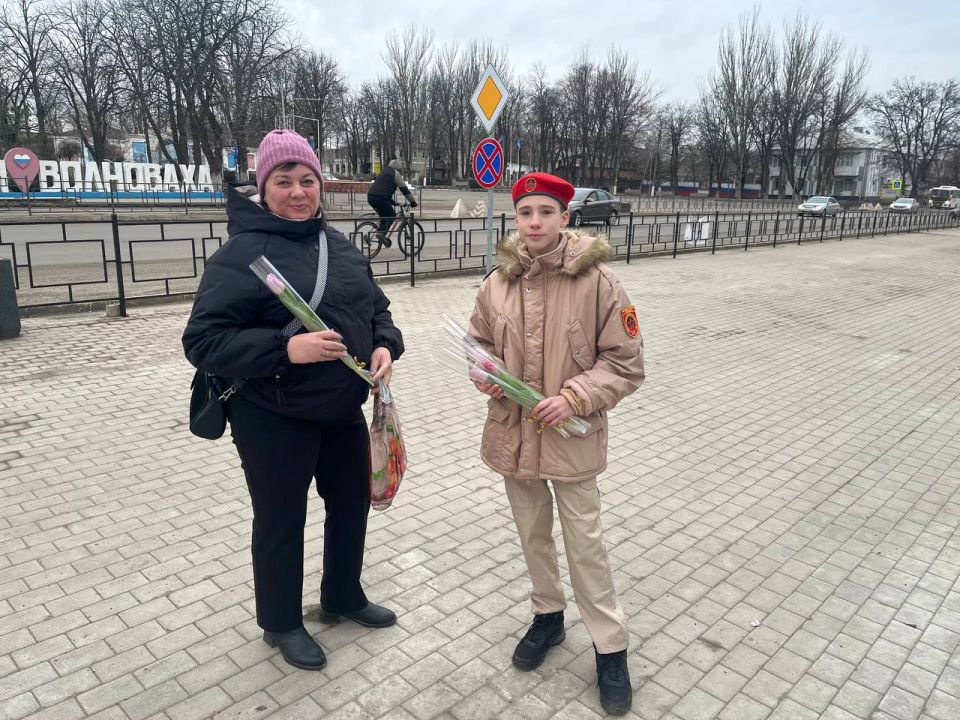 Весенний подарок: юнармейцы Волновахи подарили женщинам города праздничное настроение Весенний подарок: юнармейцы Волновахи подарили женщинам города праздничное настроение