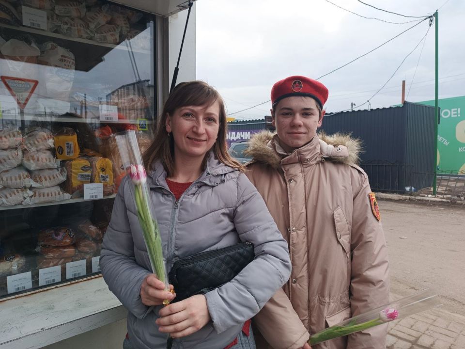 Весенний подарок: юнармейцы Волновахи подарили женщинам города праздничное настроение Весенний подарок: юнармейцы Волновахи подарили женщинам города праздничное настроение