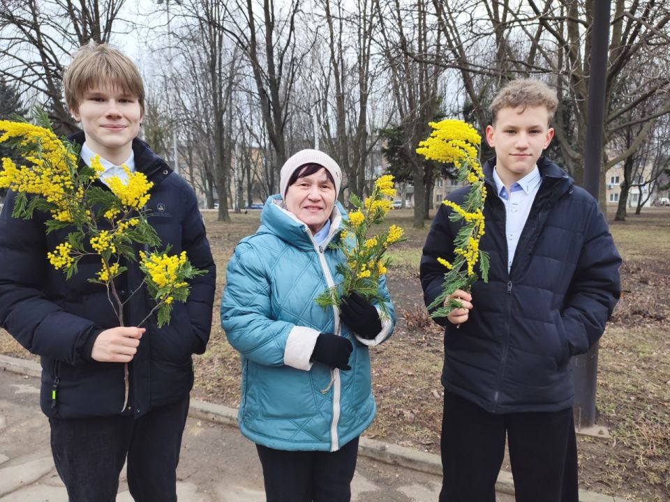 Подари женщине улыбку!. В рамках празднования Международного женского дня сотрудники сектора по делам молодежи, культуры и спорта Управы Пролетарского внутригородского района Администрации городского округа Донецк провели... Подари женщине улыбку!. В рамках празднования Международного женского дня сотрудники сектора по делам молодежи, культуры и спорта Управы Пролетарского внутригородского района Администрации городского округа Донецк провели...