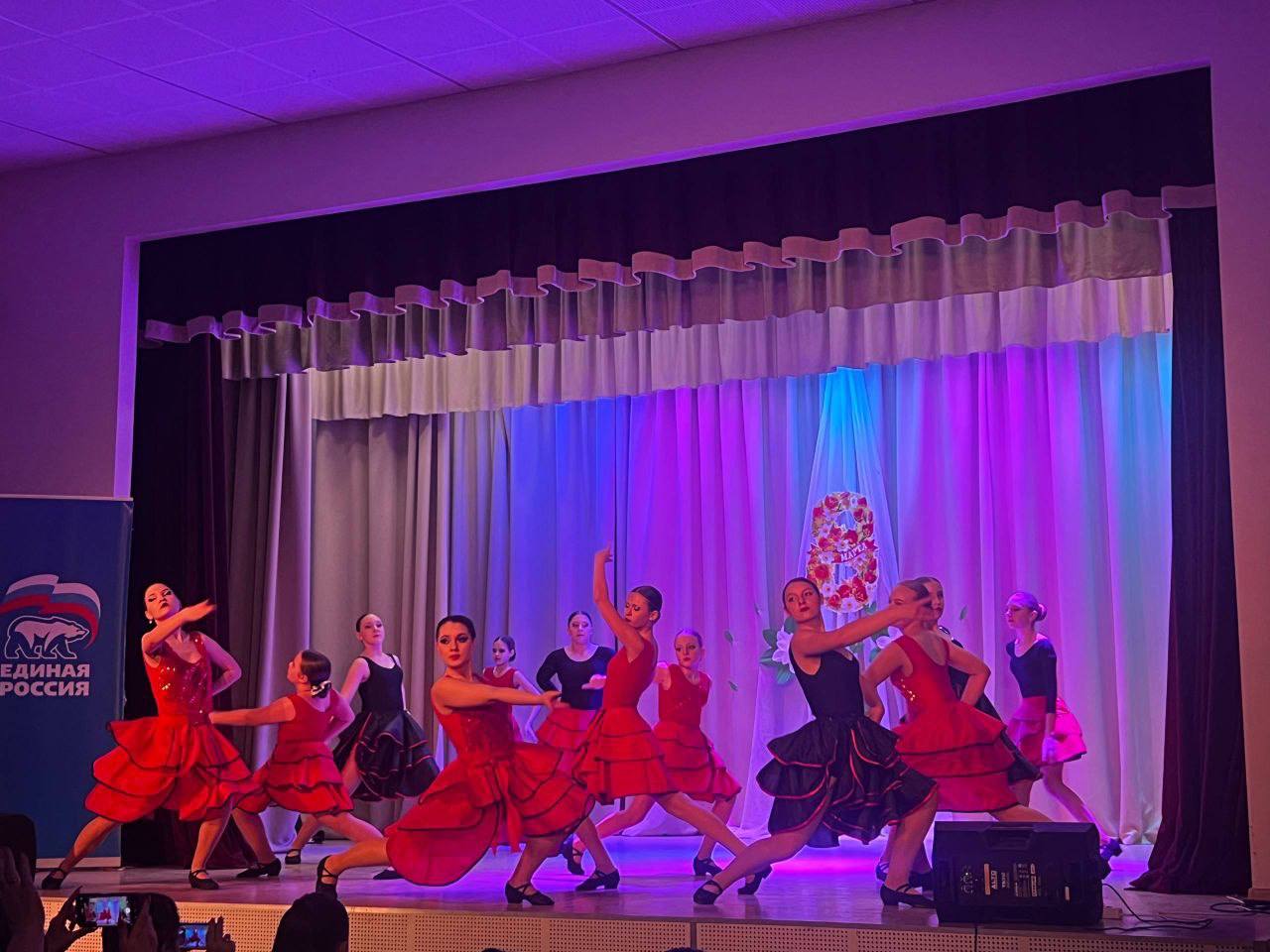 В преддверии празднования международного женского дня, в клубе села Бирюки г. Донецка состоялся праздничный концерт «В этот день, весной согретый, все цветы, улыбки – Вам!» В преддверии празднования международного женского дня, в клубе села Бирюки г. Донецка состоялся праздничный концерт «В этот день, весной согретый, все цветы, улыбки – Вам!»