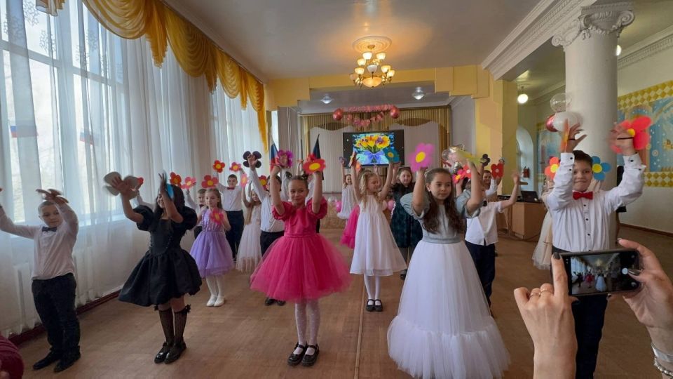 В школах Ждановки прошли праздничные мероприятия, посвящённые Международному женскому дню В школах Ждановки прошли праздничные мероприятия, посвящённые Международному женскому дню