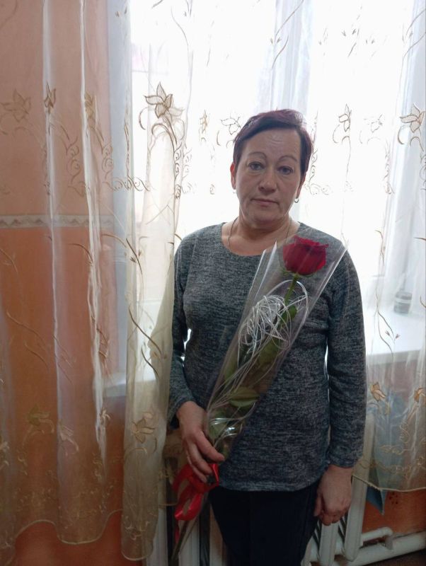 Сегодня, 5 марта, в преддверии Международного женского дня, в Червоногвардейском районе прошла трогательная акция «Цветы мамам Героев» в рамках партийного проекта «Женское движение» Единой России Сегодня, 5 марта, в преддверии Международного женского дня, в Червоногвардейском районе прошла трогательная акция «Цветы мамам Героев» в рамках партийного проекта «Женское движение» Единой России