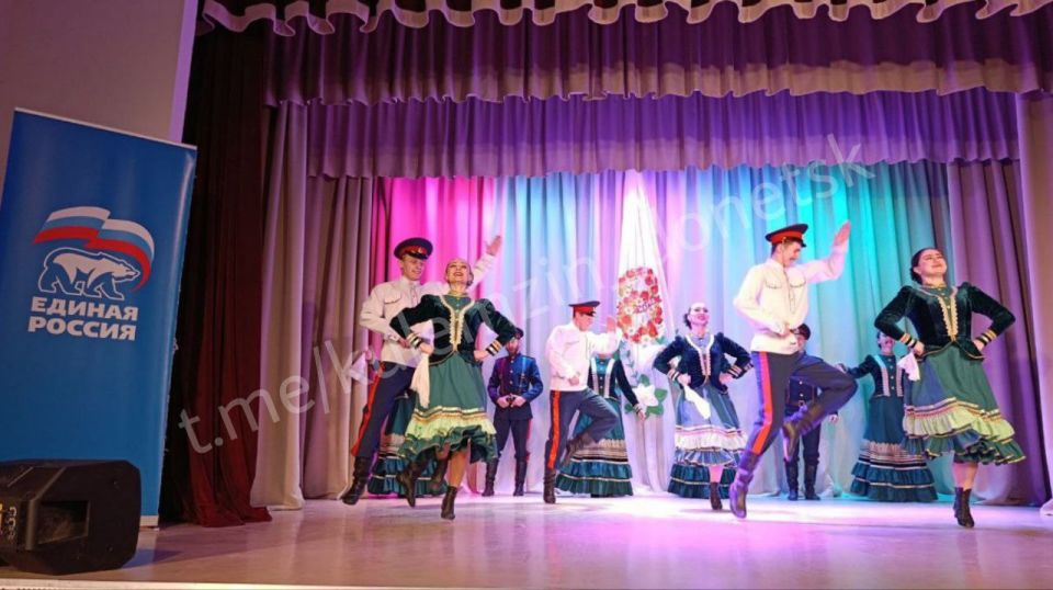В клубе села Бирюки в рамках проекта «Культура малой родины» партии «Единая Россия» состоялся праздничный концерт «В этот день, весной согретый, все цветы, улыбки – Вам!» В клубе села Бирюки в рамках проекта «Культура малой родины» партии «Единая Россия» состоялся праздничный концерт «В этот день, весной согретый, все цветы, улыбки – Вам!»
