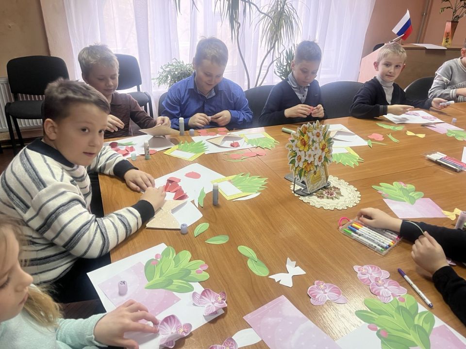 Творческая мастерская. В преддверии Международного женского дня в библиотеке-филиале №10 города Углегорска была организована творческая мастерская по созданию праздничной открытки «Весенний букет» Творческая мастерская. В преддверии Международного женского дня в библиотеке-филиале №10 города Углегорска была организована творческая мастерская по созданию праздничной открытки «Весенний букет»