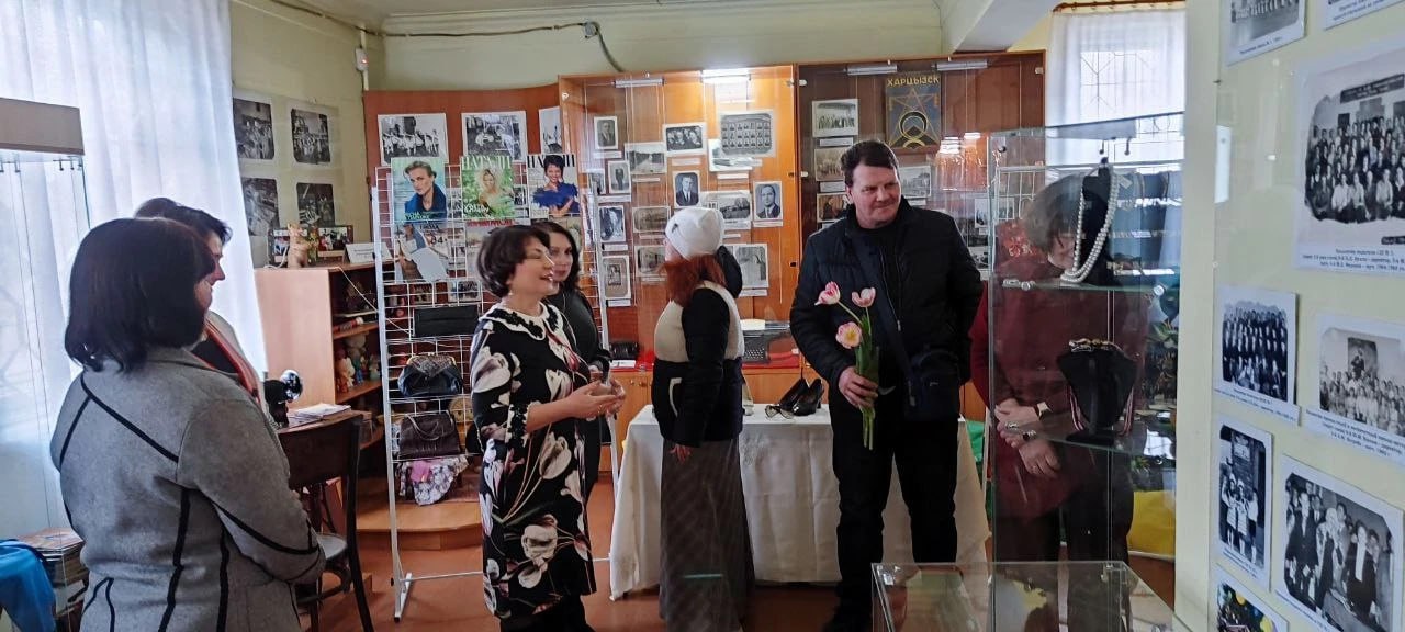 В атмосфере весеннего предпраздничного настроения в МБУ «Музей истории города Харцызска» открылась выставка к Международному женскому Дню 8 Марта «Быть женщиной – это искусство» В атмосфере весеннего предпраздничного настроения в МБУ «Музей истории города Харцызска» открылась выставка к Международному женскому Дню 8 Марта «Быть женщиной – это искусство»
