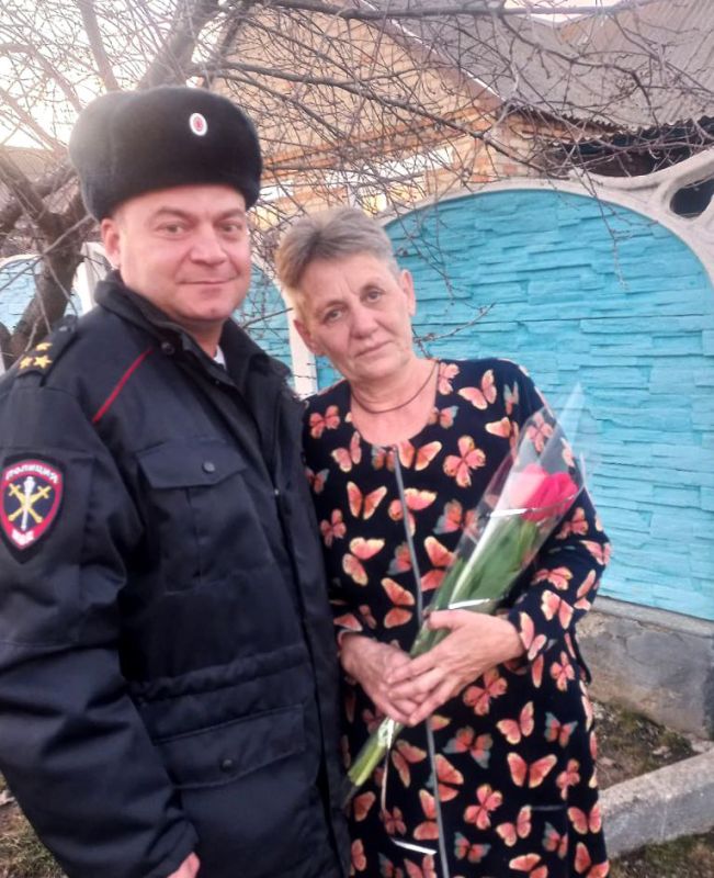 Полицейские поздравили женщин с наступающим праздником Полицейские поздравили женщин с наступающим праздником