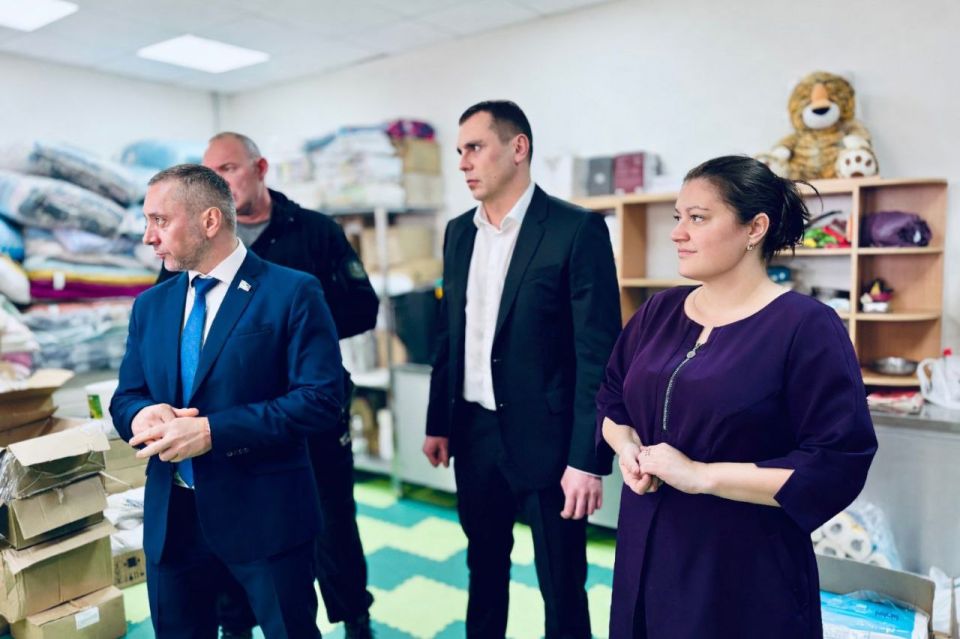 Александр Волошин: #гуманитарнаяпомощь. Вместе с депутатами Народного Совета ДНР от партии «Единая Россия» - Мариной Каплянок, Юрием Афендиковым, Евгением Белашевым и Денисом Островским посетили пункт временного размещения... Александр Волошин: #гуманитарнаяпомощь. Вместе с депутатами Народного Совета ДНР от партии «Единая Россия» - Мариной Каплянок, Юрием Афендиковым, Евгением Белашевым и Денисом Островским посетили пункт временного размещения...