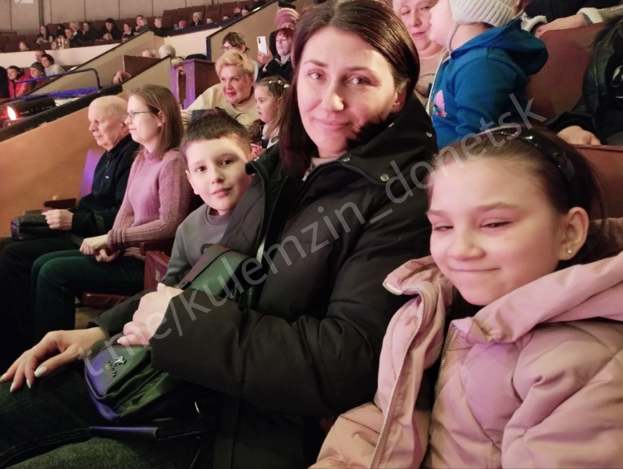 Сотрудники управления опеки и попечительства г.о. Донецк при поддержке Дома работников культуры и дирекции Донецкого цирка «Космос» организовали посещение циркового представления «Джемелли» для детей, лишённых родительского... Сотрудники управления опеки и попечительства г.о. Донецк при поддержке Дома работников культуры и дирекции Донецкого цирка «Космос» организовали посещение циркового представления «Джемелли» для детей, лишённых родительского...