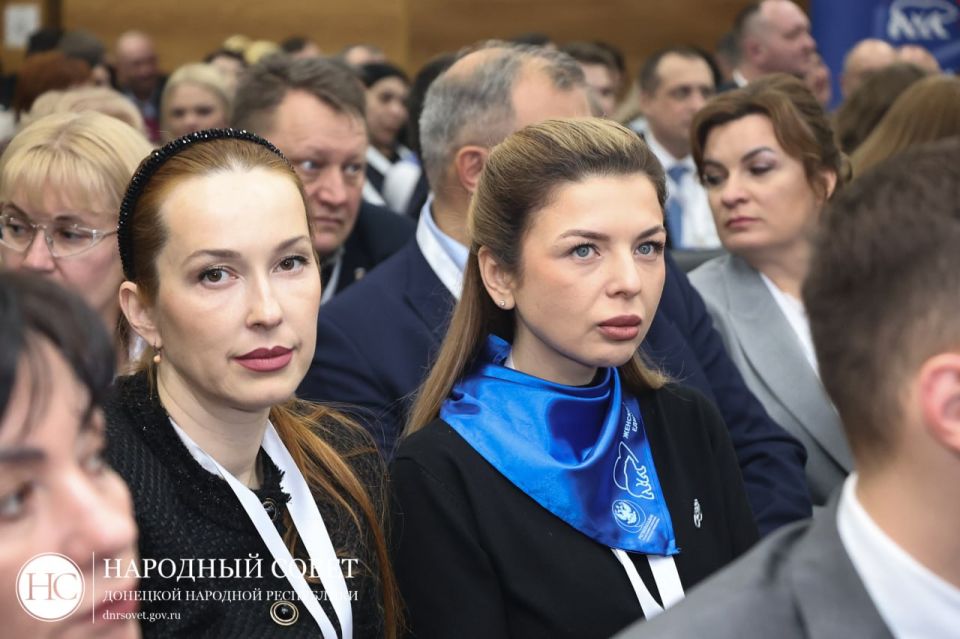 Глава Донецкой Народной Республики Денис Пушилин, Член президиума Генерального совета Партии «ЕДИНАЯ РОССИЯ», заместитель председателя Комитета Государственной Думы Федерального Собрания Российской Федерации по малому и... Глава Донецкой Народной Республики Денис Пушилин, Член президиума Генерального совета Партии «ЕДИНАЯ РОССИЯ», заместитель председателя Комитета Государственной Думы Федерального Собрания Российской Федерации по малому и...