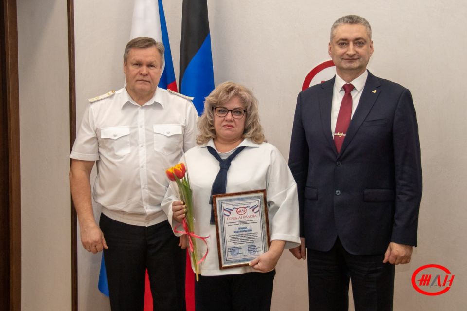 Сегодня, 6 марта, на торжестве, посвященном Международному женскому дню 8 марта, женщины – работницы ФГУП «Железные дороги Новороссии» принимали поздравления с праздником и получали награды Сегодня, 6 марта, на торжестве, посвященном Международному женскому дню 8 марта, женщины – работницы ФГУП «Железные дороги Новороссии» принимали поздравления с праздником и получали награды