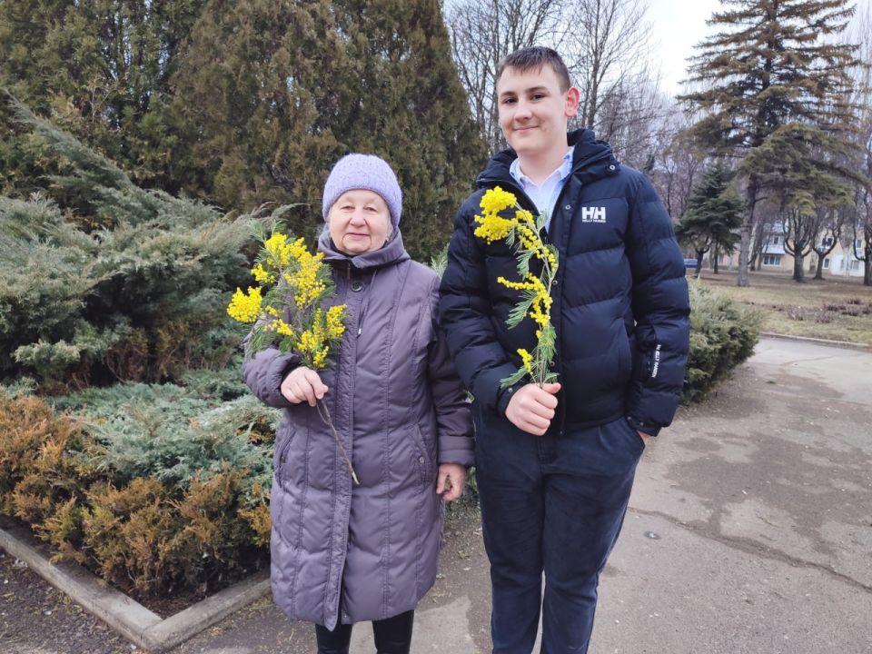 Подари женщине улыбку!. В рамках празднования Международного женского дня сотрудники сектора по делам молодежи, культуры и спорта Управы Пролетарского внутригородского района Администрации городского округа Донецк провели... Подари женщине улыбку!. В рамках празднования Международного женского дня сотрудники сектора по делам молодежи, культуры и спорта Управы Пролетарского внутригородского района Администрации городского округа Донецк провели...