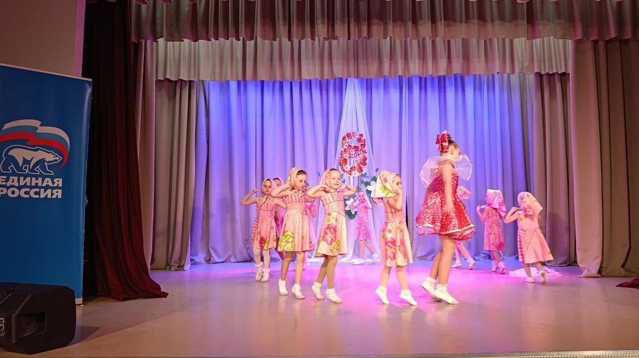 В преддверии празднования международного женского дня, в клубе села Бирюки г. Донецка состоялся праздничный концерт «В этот день, весной согретый, все цветы, улыбки – Вам!» В преддверии празднования международного женского дня, в клубе села Бирюки г. Донецка состоялся праздничный концерт «В этот день, весной согретый, все цветы, улыбки – Вам!»