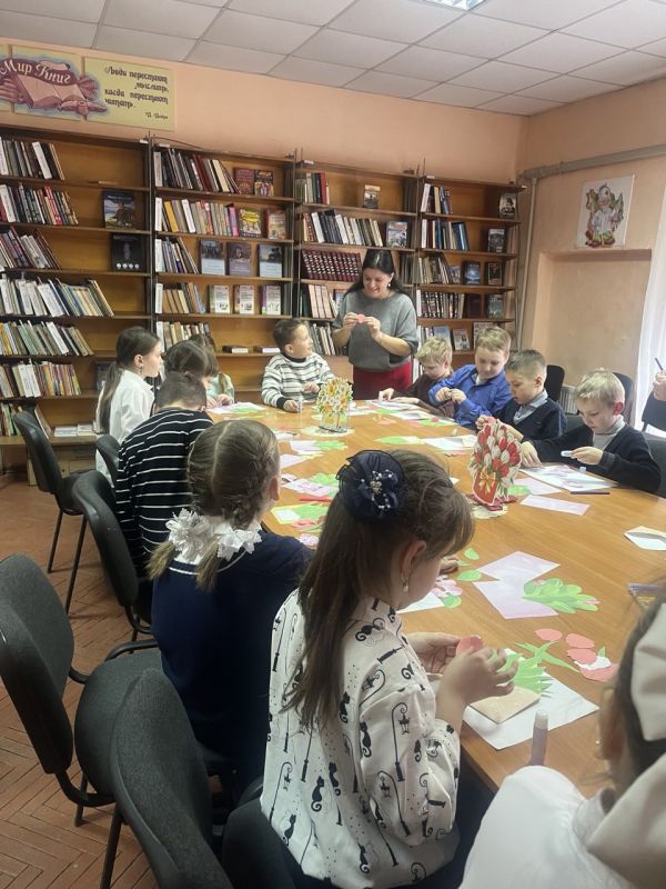 Творческая мастерская. В преддверии Международного женского дня в библиотеке-филиале №10 города Углегорска была организована творческая мастерская по созданию праздничной открытки «Весенний букет» Творческая мастерская. В преддверии Международного женского дня в библиотеке-филиале №10 города Углегорска была организована творческая мастерская по созданию праздничной открытки «Весенний букет»