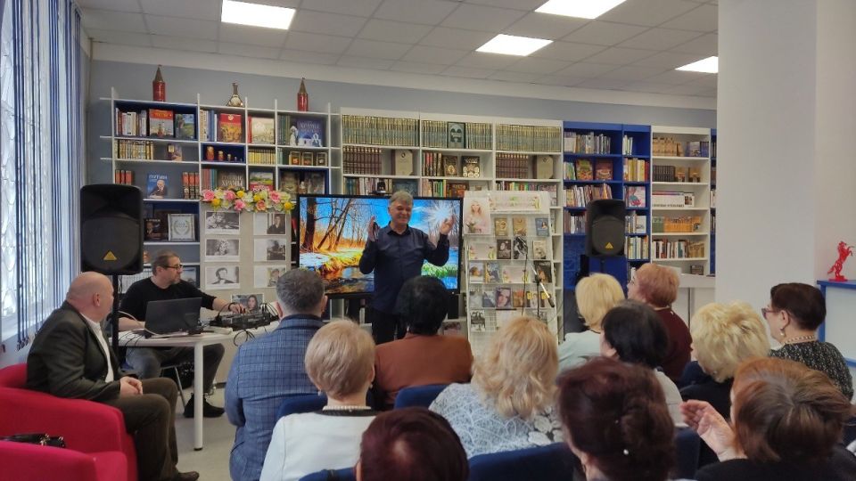 Вместе с весной приходит к нам замечательный праздник – Международный женский день, который стал прекрасным поводом для встречи в Центральной городской библиотеке им. М. Горького членов Совета женщин г. Макеевки... Вместе с весной приходит к нам замечательный праздник – Международный женский день, который стал прекрасным поводом для встречи в Центральной городской библиотеке им. М. Горького членов Совета женщин г. Макеевки...