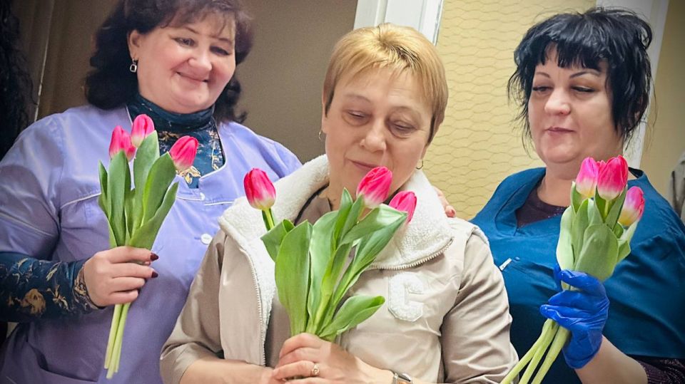 Александр Пеняев: Подари женщине улыбку. В преддверии Международного женского дня, в рамках направления «Доброслужащий», начальник отдела по делам молодёжи и спорта администрации Ясиноватского МО Яна Стукало вместе с... Александр Пеняев: Подари женщине улыбку. В преддверии Международного женского дня, в рамках направления «Доброслужащий», начальник отдела по делам молодёжи и спорта администрации Ясиноватского МО Яна Стукало вместе с...