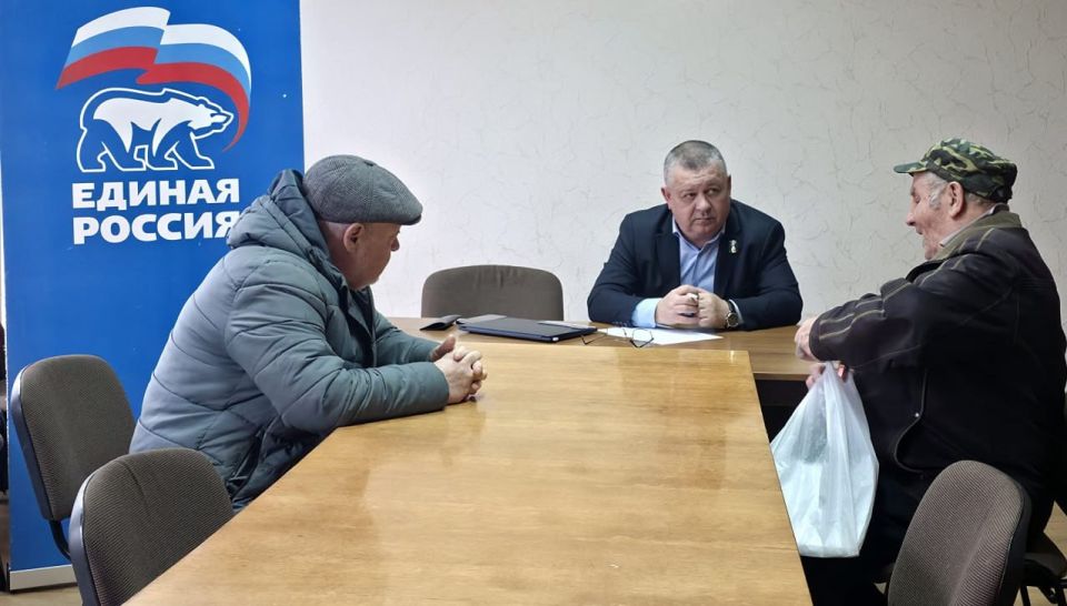 ПРИЕМ ГРАЖДАН. На текущей неделе депутаты Донецкого городского совета Василий Гребенюк, Эдуард Либерман, Владимир Мозговой, Герман Полунин, Евгений Селютин и Елена Сорокина провели приемы граждан ПРИЕМ ГРАЖДАН. На текущей неделе депутаты Донецкого городского совета Василий Гребенюк, Эдуард Либерман, Владимир Мозговой, Герман Полунин, Евгений Селютин и Елена Сорокина провели приемы граждан