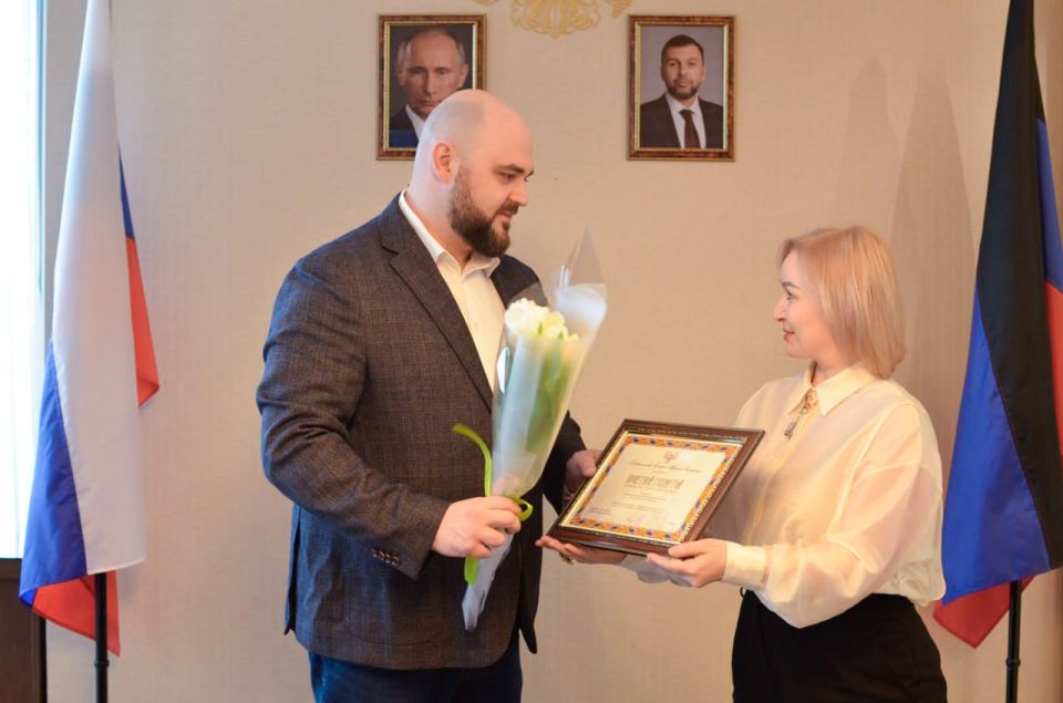 В канун Международного женского дня, вручил заслуженным сотрудницам нашего министерства правительственные и ведомственные благодарности — за эффективную, добросовестную и безупречную государственную гражданскую службу... В канун Международного женского дня, вручил заслуженным сотрудницам нашего министерства правительственные и ведомственные благодарности — за эффективную, добросовестную и безупречную государственную гражданскую службу...