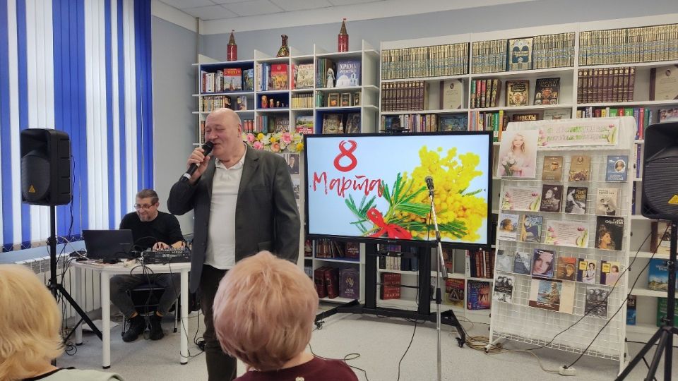 Вместе с весной приходит к нам замечательный праздник – Международный женский день, который стал прекрасным поводом для встречи в Центральной городской библиотеке им. М. Горького членов Совета женщин г. Макеевки... Вместе с весной приходит к нам замечательный праздник – Международный женский день, который стал прекрасным поводом для встречи в Центральной городской библиотеке им. М. Горького членов Совета женщин г. Макеевки...