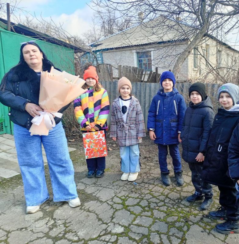 В рамках мероприятий, посвященных празднованию Международного женского дня, учащиеся 2-В и 3-А классов ГБОУ "Гимназия г.о. Торез", совместно с классным руководителем Свешникова Е.В. и советником директора по воспитанию... В рамках мероприятий, посвященных празднованию Международного женского дня, учащиеся 2-В и 3-А классов ГБОУ "Гимназия г.о. Торез", совместно с классным руководителем Свешникова Е.В. и советником директора по воспитанию...