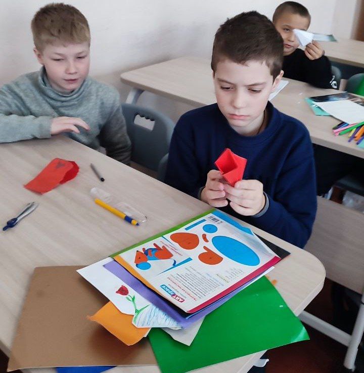 В преддверии Международного женского дня, в образовательных учреждениях Кировского внутригородского района прошел мастер – класс по изготовлению праздничных открыток и цветочных изделий «Цветы мамам героев» В преддверии Международного женского дня, в образовательных учреждениях Кировского внутригородского района прошел мастер – класс по изготовлению праздничных открыток и цветочных изделий «Цветы мамам героев»