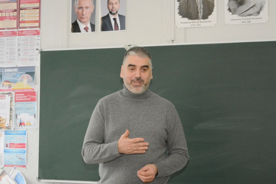 Алексей Дорофеев: Сегодня вместе с коллегой - депутатом муниципального образования городского округа Харцызск Александром Прописновым - вручили удостоверения новым народным контролёрам Алексей Дорофеев: Сегодня вместе с коллегой - депутатом муниципального образования городского округа Харцызск Александром Прописновым - вручили удостоверения новым народным контролёрам