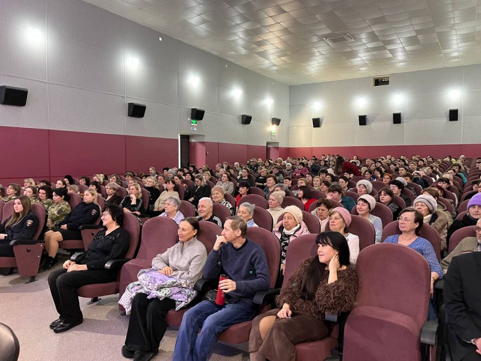 Василий Овчаров: В Новоазовском культурно-досуговом центре состоялось праздничное мероприятие, посвященное Международному женскому дню 8 Марта Василий Овчаров: В Новоазовском культурно-досуговом центре состоялось праздничное мероприятие, посвященное Международному женскому дню 8 Марта