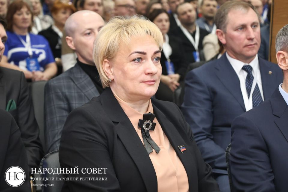 Глава Донецкой Народной Республики Денис Пушилин, Член президиума Генерального совета Партии «ЕДИНАЯ РОССИЯ», заместитель председателя Комитета Государственной Думы Федерального Собрания Российской Федерации по малому и... Глава Донецкой Народной Республики Денис Пушилин, Член президиума Генерального совета Партии «ЕДИНАЯ РОССИЯ», заместитель председателя Комитета Государственной Думы Федерального Собрания Российской Федерации по малому и...