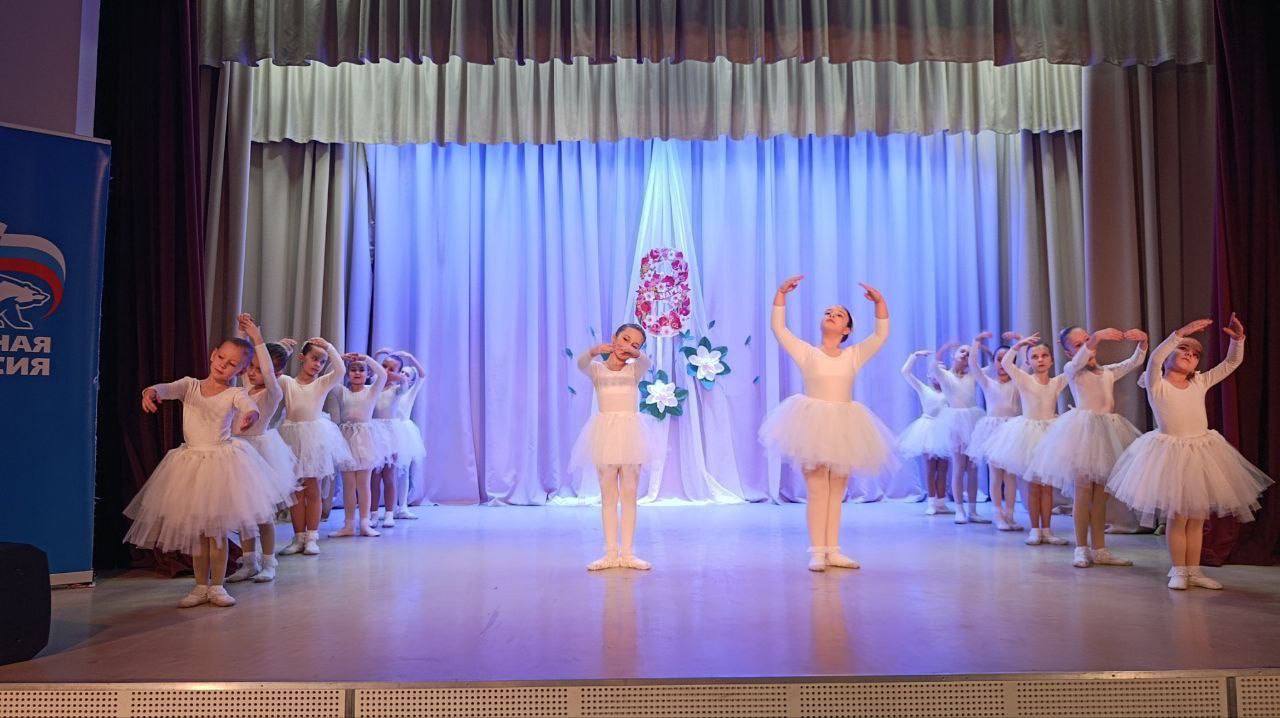 В преддверии празднования международного женского дня, в клубе села Бирюки г. Донецка состоялся праздничный концерт «В этот день, весной согретый, все цветы, улыбки – Вам!» В преддверии празднования международного женского дня, в клубе села Бирюки г. Донецка состоялся праздничный концерт «В этот день, весной согретый, все цветы, улыбки – Вам!»