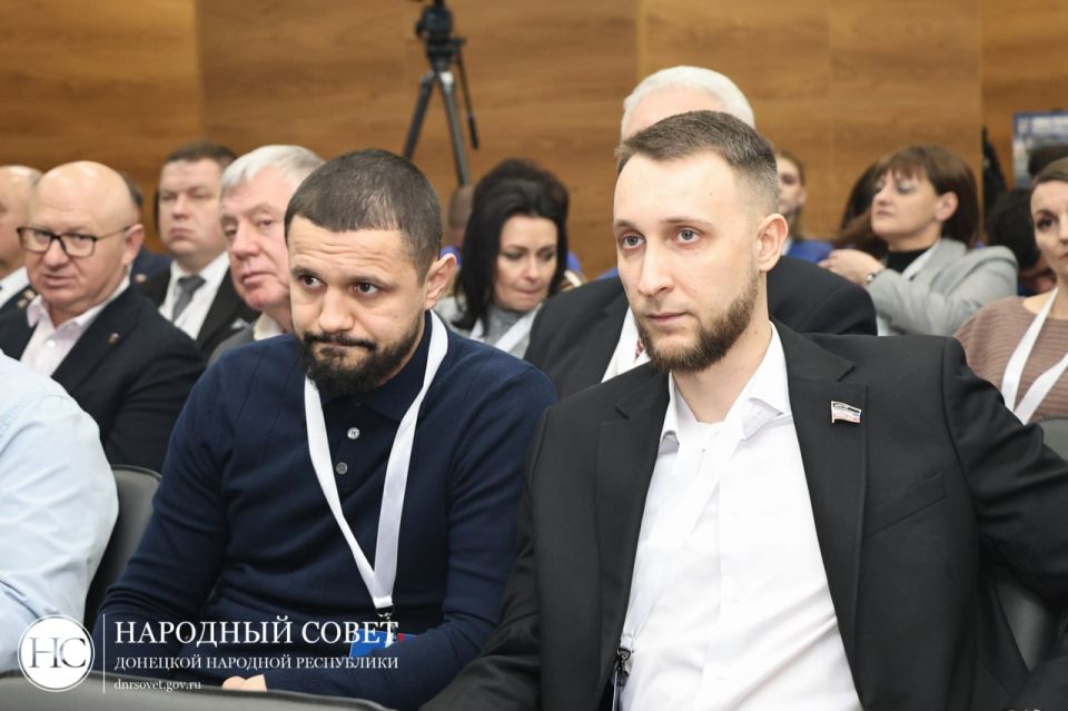 Глава Донецкой Народной Республики Денис Пушилин, Член президиума Генерального совета Партии «ЕДИНАЯ РОССИЯ», заместитель председателя Комитета Государственной Думы Федерального Собрания Российской Федерации по малому и... Глава Донецкой Народной Республики Денис Пушилин, Член президиума Генерального совета Партии «ЕДИНАЯ РОССИЯ», заместитель председателя Комитета Государственной Думы Федерального Собрания Российской Федерации по малому и...