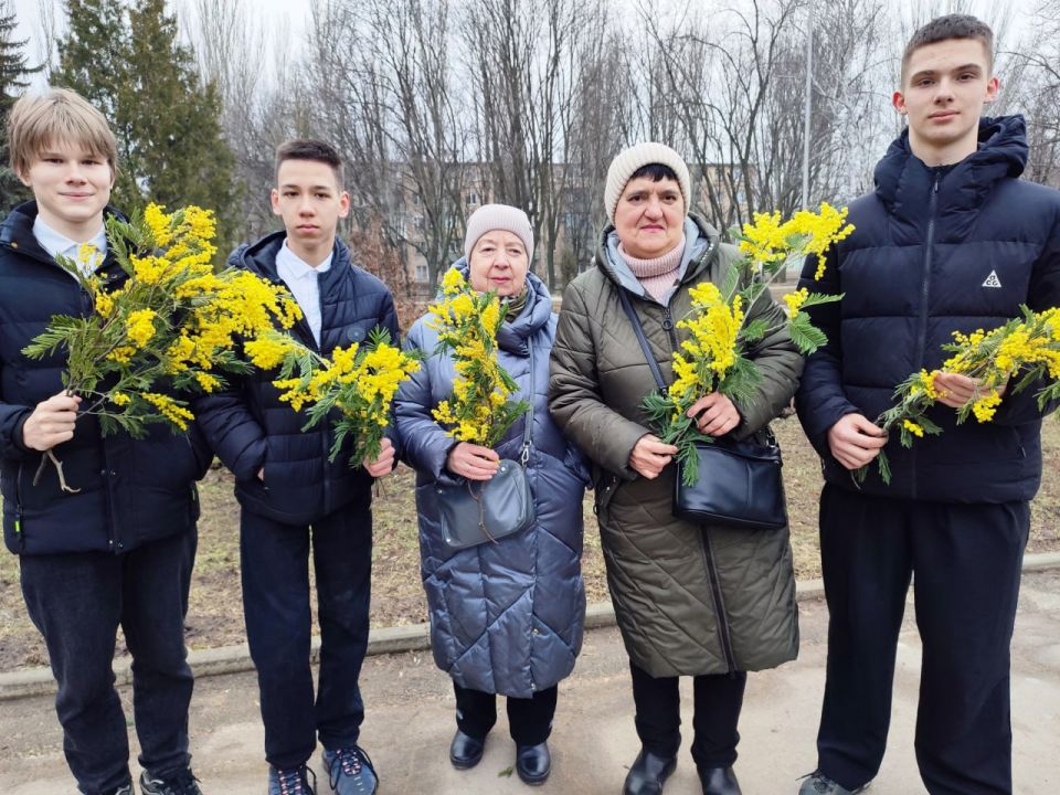 Подари женщине улыбку!. В рамках празднования Международного женского дня сотрудники сектора по делам молодежи, культуры и спорта Управы Пролетарского внутригородского района Администрации городского округа Донецк провели... Подари женщине улыбку!. В рамках празднования Международного женского дня сотрудники сектора по делам молодежи, культуры и спорта Управы Пролетарского внутригородского района Администрации городского округа Донецк провели...