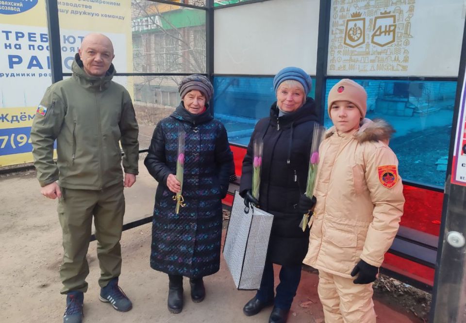 Весенний подарок: юнармейцы Волновахи подарили женщинам города праздничное настроение Весенний подарок: юнармейцы Волновахи подарили женщинам города праздничное настроение