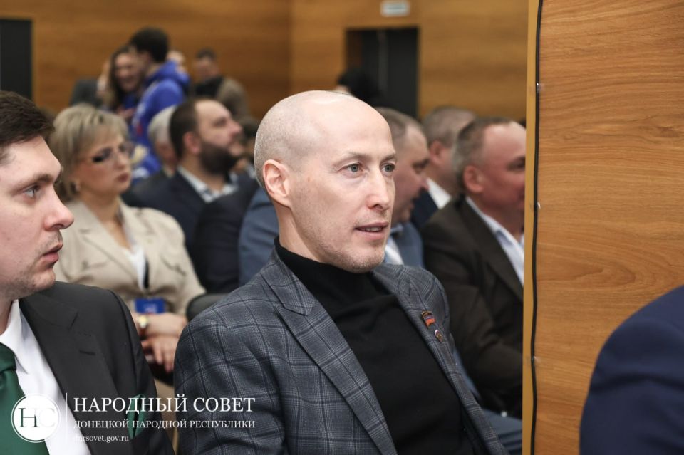 Глава Донецкой Народной Республики Денис Пушилин, Член президиума Генерального совета Партии «ЕДИНАЯ РОССИЯ», заместитель председателя Комитета Государственной Думы Федерального Собрания Российской Федерации по малому и... Глава Донецкой Народной Республики Денис Пушилин, Член президиума Генерального совета Партии «ЕДИНАЯ РОССИЯ», заместитель председателя Комитета Государственной Думы Федерального Собрания Российской Федерации по малому и...