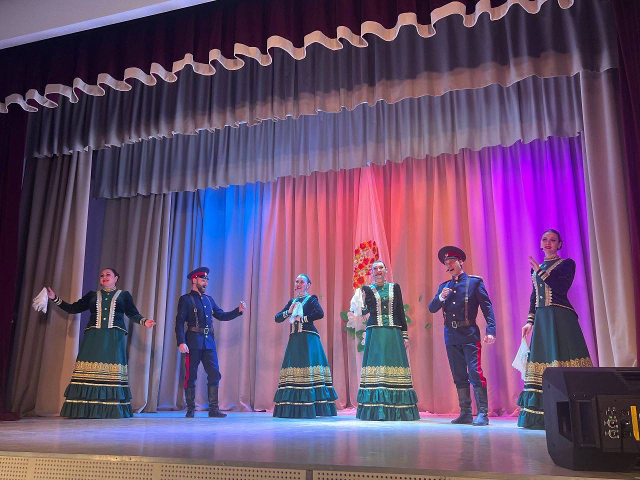 В преддверии празднования международного женского дня, в клубе села Бирюки г. Донецка состоялся праздничный концерт «В этот день, весной согретый, все цветы, улыбки – Вам!» В преддверии празднования международного женского дня, в клубе села Бирюки г. Донецка состоялся праздничный концерт «В этот день, весной согретый, все цветы, улыбки – Вам!»