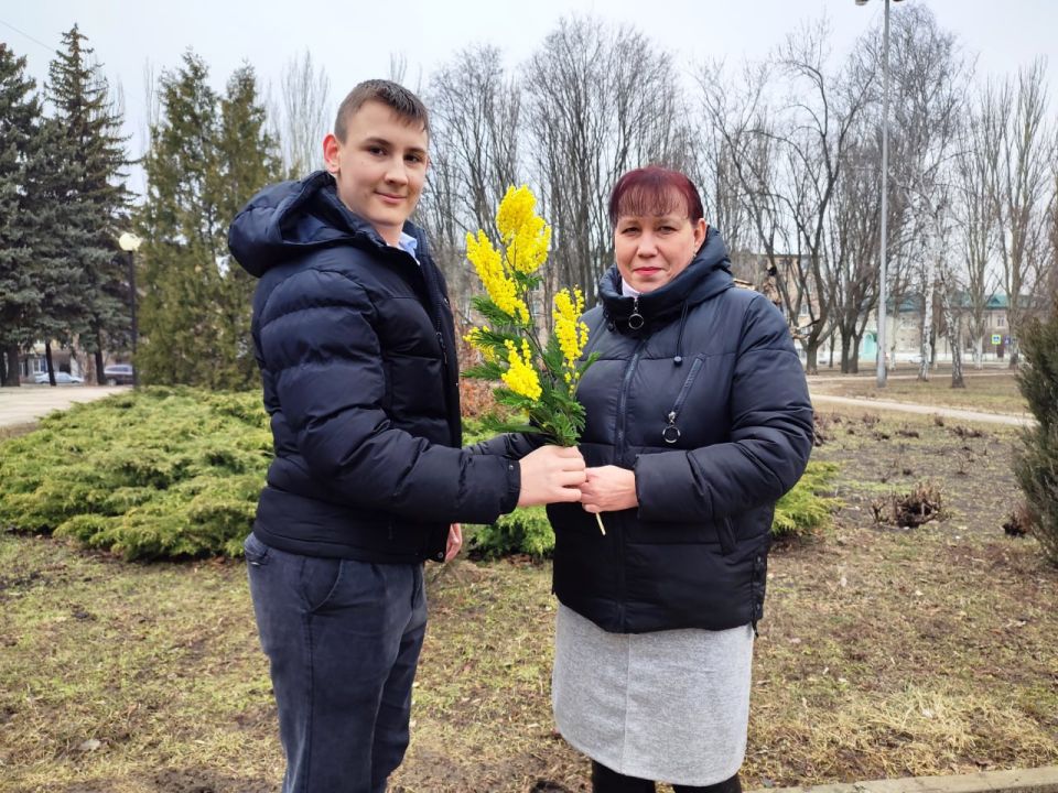 Подари женщине улыбку!. В рамках празднования Международного женского дня сотрудники сектора по делам молодежи, культуры и спорта Управы Пролетарского внутригородского района Администрации городского округа Донецк провели... Подари женщине улыбку!. В рамках празднования Международного женского дня сотрудники сектора по делам молодежи, культуры и спорта Управы Пролетарского внутригородского района Администрации городского округа Донецк провели...