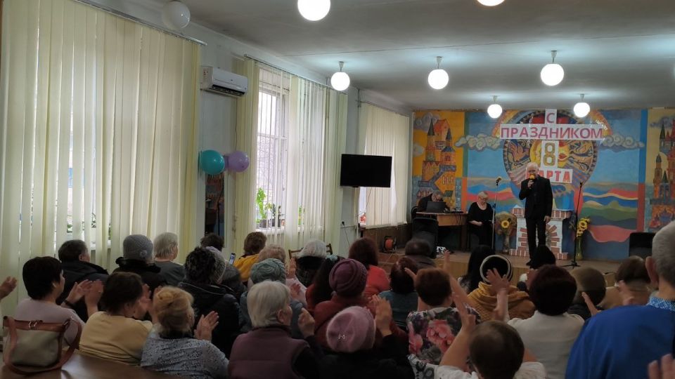 В преддверии международного женского дня в светлодарском отделении ГБУСО ЦСОН г. Дебальцево, совместно с городским дворцом культуры, прошёл праздничный концерт В преддверии международного женского дня в светлодарском отделении ГБУСО ЦСОН г. Дебальцево, совместно с городским дворцом культуры, прошёл праздничный концерт