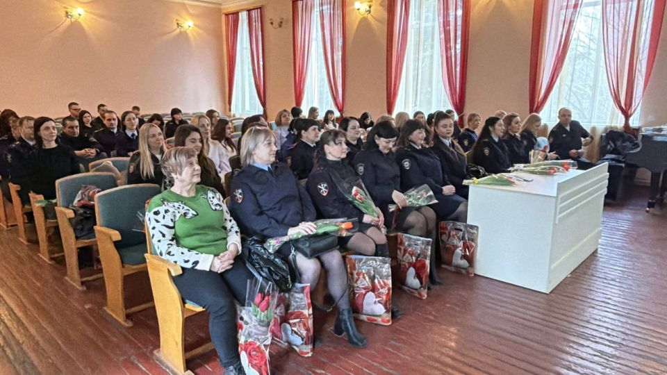 В Шахтерске полицейские поздравили коллег с наступающим Международным женским днем
