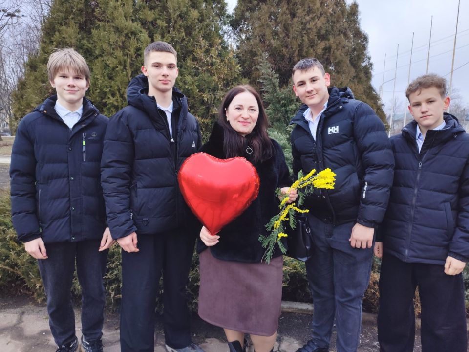 Подари женщине улыбку!. В рамках празднования Международного женского дня сотрудники сектора по делам молодежи, культуры и спорта Управы Пролетарского внутригородского района Администрации городского округа Донецк провели... Подари женщине улыбку!. В рамках празднования Международного женского дня сотрудники сектора по делам молодежи, культуры и спорта Управы Пролетарского внутригородского района Администрации городского округа Донецк провели...