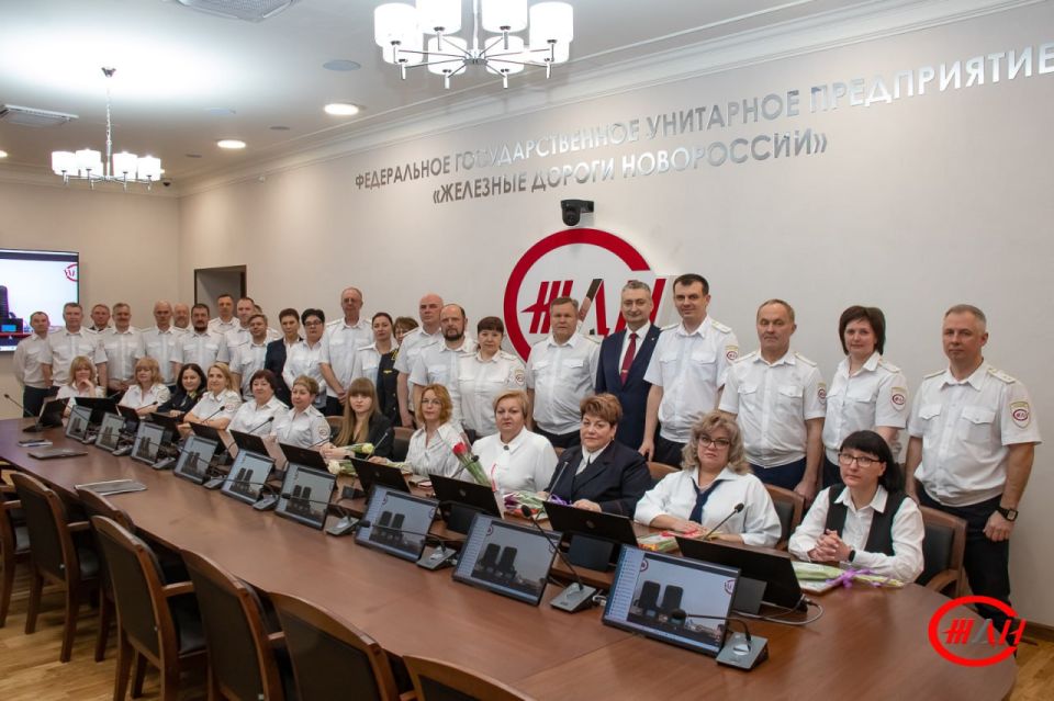 Сегодня, 6 марта, на торжестве, посвященном Международному женскому дню 8 марта, женщины – работницы ФГУП «Железные дороги Новороссии» принимали поздравления с праздником и получали награды Сегодня, 6 марта, на торжестве, посвященном Международному женскому дню 8 марта, женщины – работницы ФГУП «Железные дороги Новороссии» принимали поздравления с праздником и получали награды