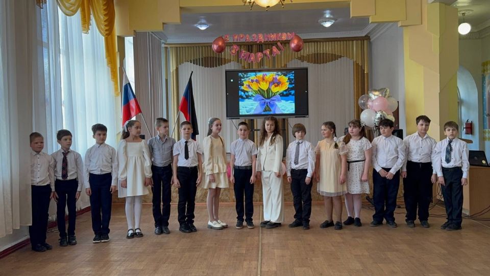 В школах Ждановки прошли праздничные мероприятия, посвящённые Международному женскому дню В школах Ждановки прошли праздничные мероприятия, посвящённые Международному женскому дню