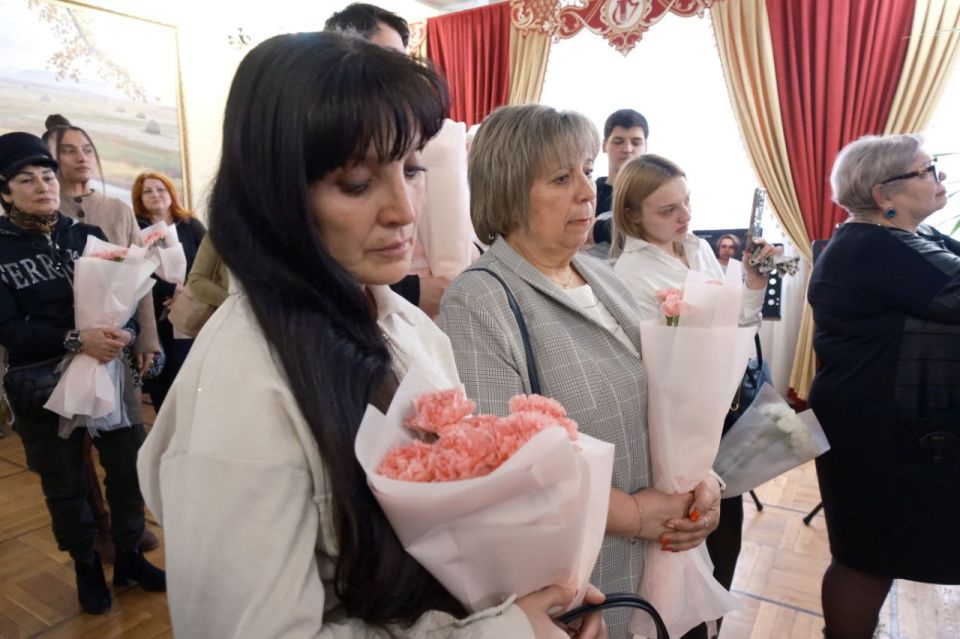 Екатерина Мартьянова: Вчера мы провели трогательную акцию «Цветы мамам Героев» от Женского движения «Единой России» Екатерина Мартьянова: Вчера мы провели трогательную акцию «Цветы мамам Героев» от Женского движения «Единой России»