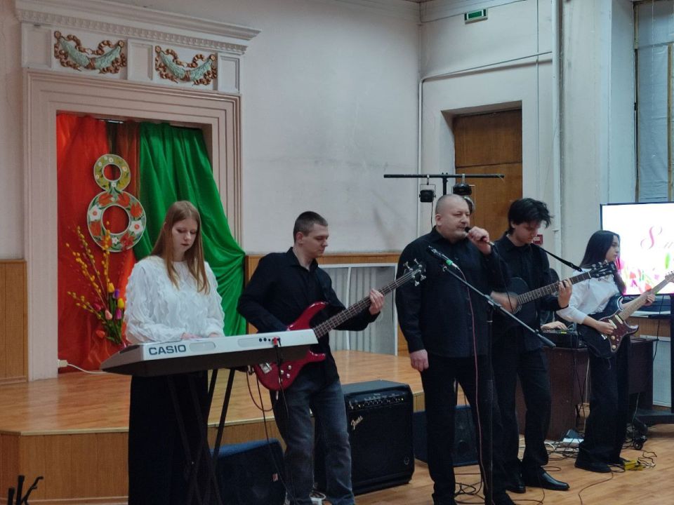 В преддверии 8 Марта в ДК им. Т.Г. Шевченко по инициативе председателя Совета женщин Куйбышевского района г. Донецка, члена Общественного Совета муниципального округа Донецк, директора ДК Натальи Такташёвой прошёл... В преддверии 8 Марта в ДК им. Т.Г. Шевченко по инициативе председателя Совета женщин Куйбышевского района г. Донецка, члена Общественного Совета муниципального округа Донецк, директора ДК Натальи Такташёвой прошёл...